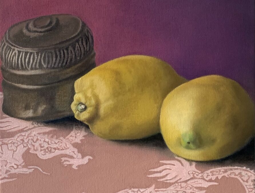 Twee citroenen en gebutste pot